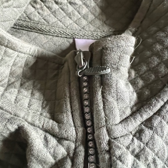 Quaker Factory olive colored vest size L - Picture 7 of 8